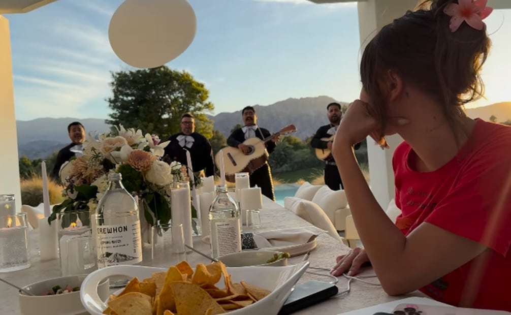 El cantante sorprendió a su esposa con una serenata. Foto: Instagram.