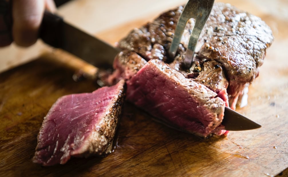 El tiempo de cocción de la carne depende de factores como el tamaño de la pieza y la intensidad del fuego. Foto: Freepik / Rawpixel Ltd