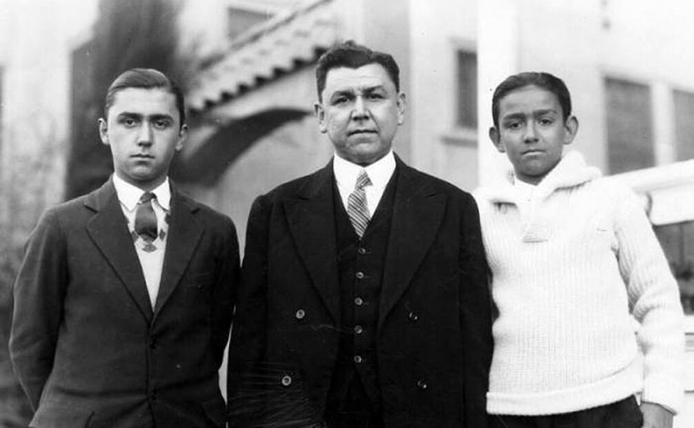 Adolfo de la Huerta y sus hijos Adolfo y Arturo afuera de su casa en Los Ángeles. Octubre de 1927. Foto: Digital Coletions of Los Angeles Public Library/ Especial.