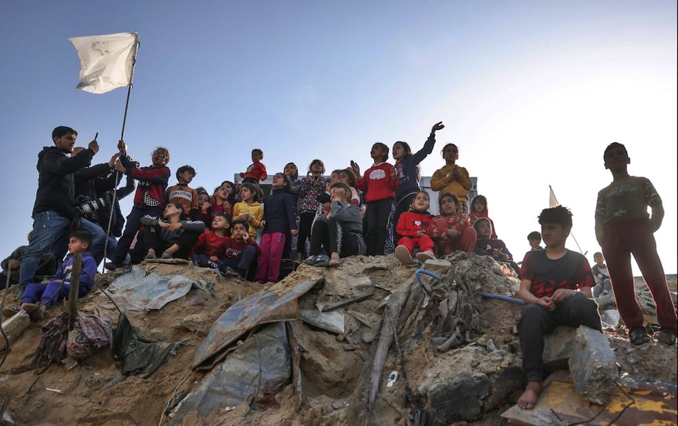 Palestinos participan en una protesta contra Hamas, para exigir el fin de la guerra con Israel, al norte de la Franja de Gaza. Foto: AFP