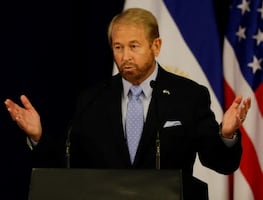 El embajador Ronald Johnson concuerda en que cruces ilegales han disminuido; "bajaron 95% frente al año pasado", dice