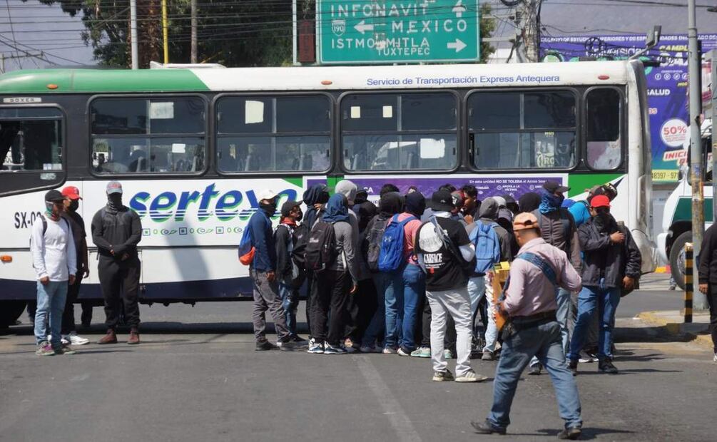 Los estudiantes tomaron una decena de camiones del transporte público para bloquear la carretera federal 190 (06/03/2025). Foto: Edwin Hernández / EL UNIVERSAL