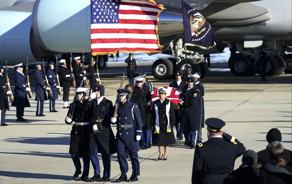 Una guardia de honor lleva el féretro envuelto en la bandera de Estados Unidos del expresidente Jimmy Carter a su llegada a la Base Conjunta Andrews, Maryland, de donde será trasladado al Capitolio. Foto: AP