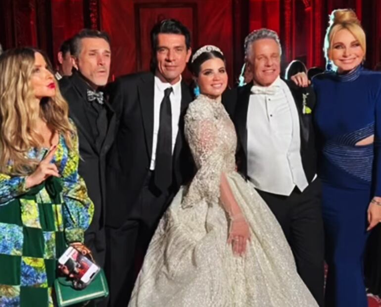 Alexis Ayala y Cinthia Aparicio se retratan junto a las madrinas y padrinos de aras y anillos de su boda.
Foto: Instagram