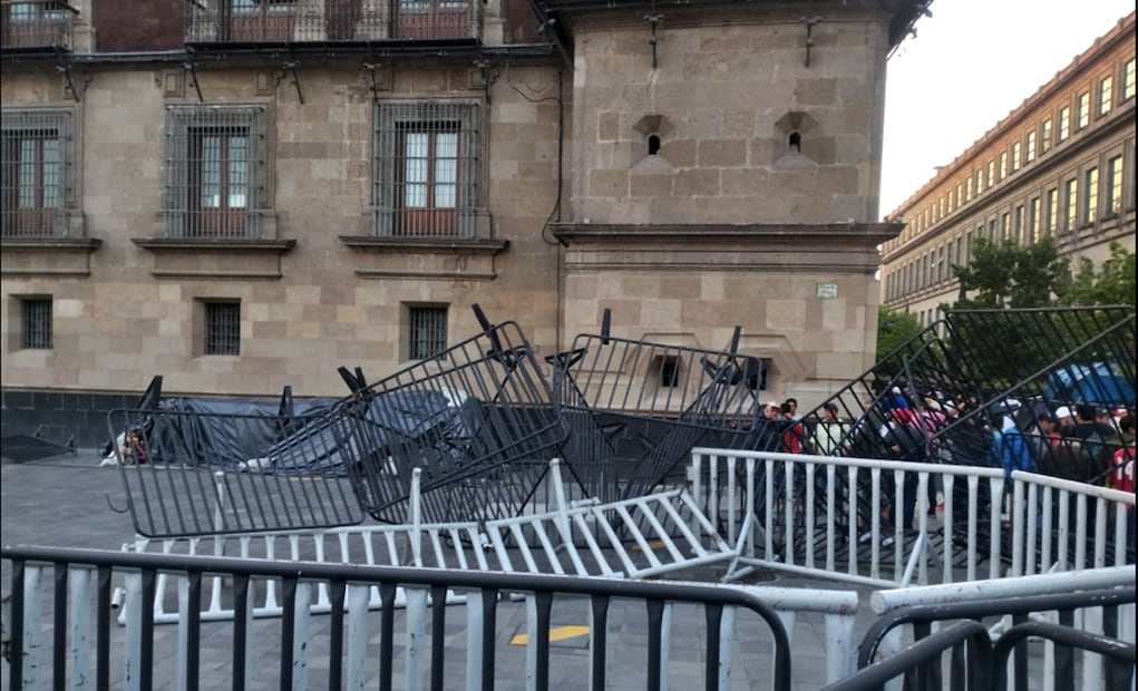 integrantes de la Coordinadora Nacional de Trabajadores de la Educación bloquean todos los accesos a Palacio Nacional, el 21 de mayo de 2025. Foto: Pedro Villa y Caña/EL UNIVERSAL