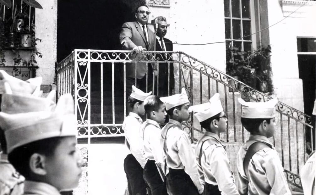 Santiago Ramírez Galicia en una ceremonia de la primaria Rodolfo Menéndez, junto al entonces director Guillermo Sabás y la banda de guerra escolar. Foto: Cortesía Santiago Ramírez Pérez/ESPECIAL.