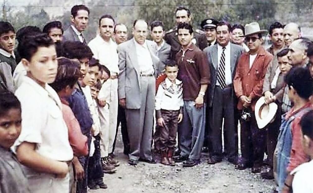 Miembros del GERM en el Parque del Tepeyac en 1956; de traje gris, el Ing. Gonzalo Peña Manterola, entonces jefe de Mercados del DF y a su izquierda, el boxeador Raúl “El Ratón” Macías. Foto: Cortesía Santiago Ramírez Pérez/ESPECIAL.