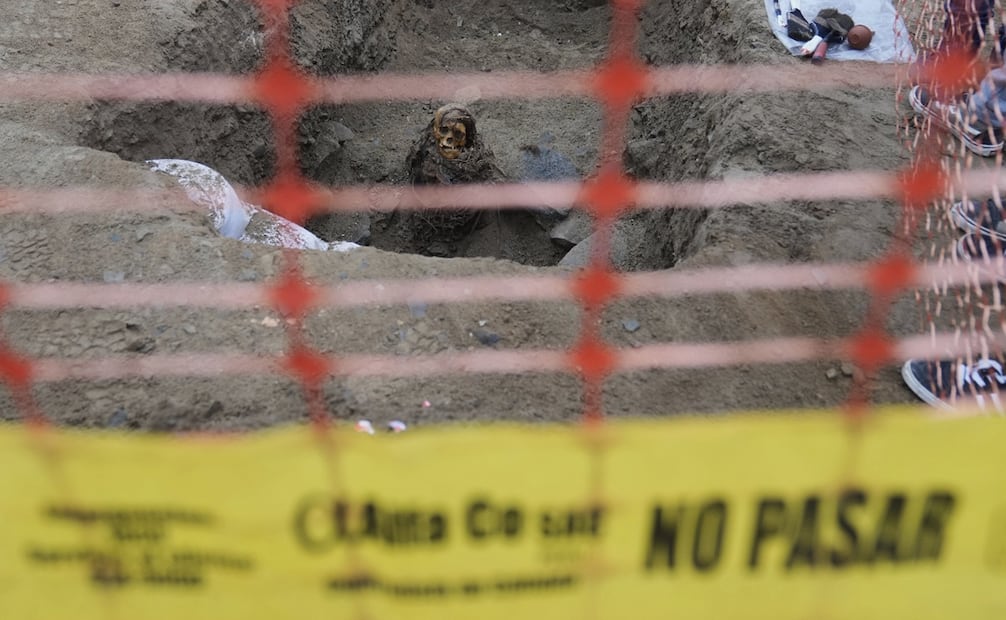 Una antigua momia que los arqueólogos identifican como femenina y de la cultura preincaica Chancay. Foto: AP.