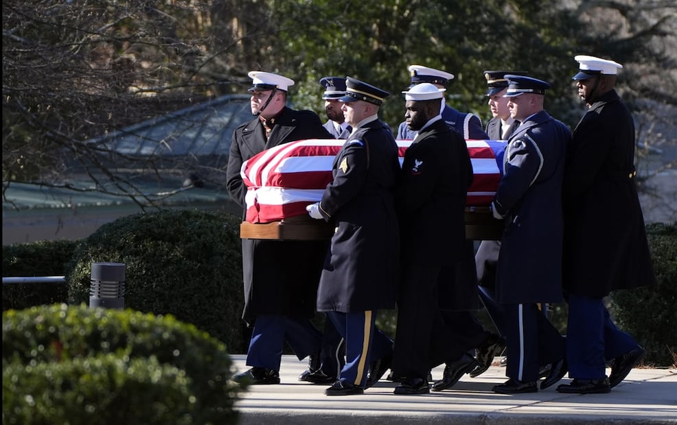 Los restos del expresidente Carter son trasladados del Centro Presidencial Carter a la carroza fúnebre para ser llevado a la base aérea de Dobbins, Georgia. Foto: AP