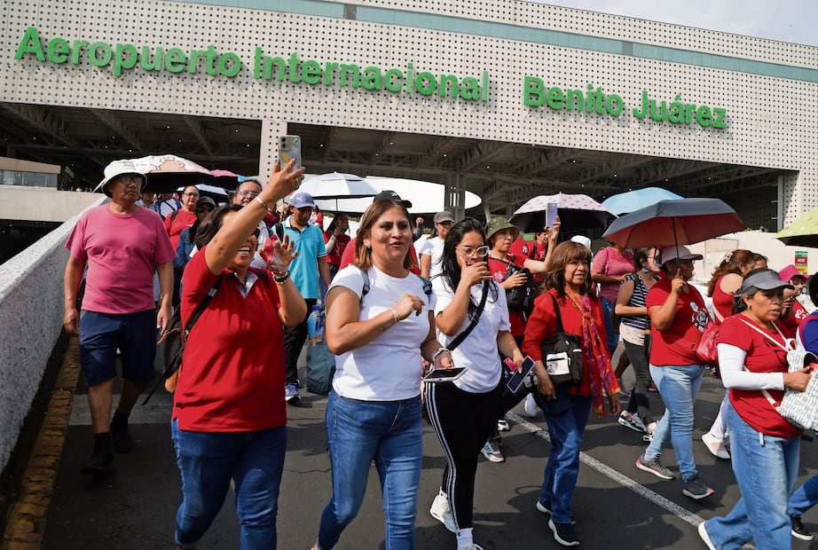 En la Terminal 2, maestros de la Coordinadora impidieron el acceso a los usuarios con cadenas humanas y se confrontaron con varias personas. Foto: Especial