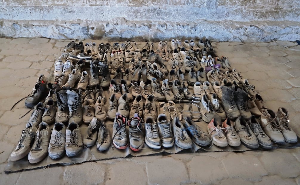 La Fiscalía del Estado de Jalisco informó sobre nuevos indicios de la investigación en el rancho Izaguirre, como imágenes de las decenas de pares de zapatos encontrados. Sin embargo, colectivos ya habían documentado con fotografías y videos los crematorios clandestinos y las prendas de vestir. Foto: Especial
