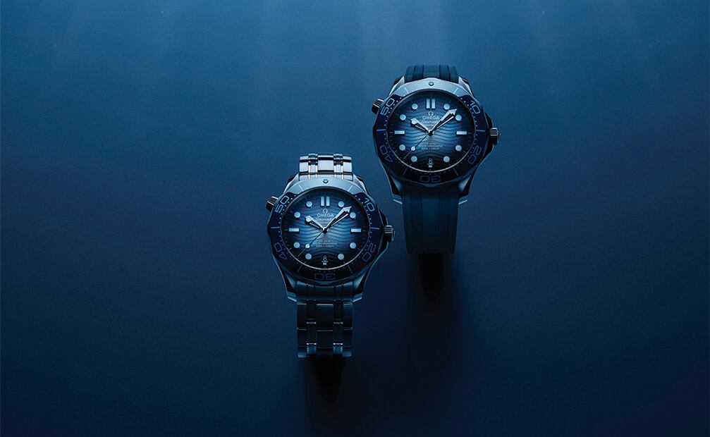 Con pulsera de caucho o brazalete, Seamaster Diver 300 es uno de los grandes clásicos de submarinismo. El diseño con el patrón ondulado es símbolo de este gran icono que nació con agujas esqueletadas, una distintiva escala de inmersión en el bisel e índices visibles en relieve. Una pieza elegante para disfrutar como pez en el agua. Acero 42 mm. Calibre 8800 Co-Axial Master Chronometer. Hermeticidad a 300 metros