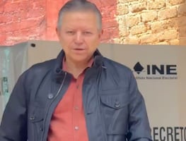 Activista confronta a Zaldívar mientras emitía su voto en la elección judicial; "gracias por destruir la división de poderes"