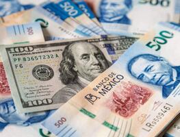 Peso sigue ganando terreno frente al dólar y cierra en 19.20; llega a su nivel más fuerte en 9 meses
