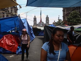 Entre lazos y lonas, ambulantes y visitantes conviven con maestros de la CNTE en el primer cuadro de CDMX