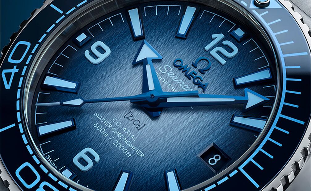La nueva versión Seamaster 300 continúa con el legado del miembro original de la trilogía de 1957. Fácil lectura y una hermeticidad excepcional, con el logo de la estrella “Naiad” engastada en la corona. Agujas rodiadas, índices horarios encastrados y números blancos rellenos de Super-Luminova azul claro. Acero 41 mm. Calibre 8912 Co-Axial Master Chronometer. Hermeticidad a 300 metros